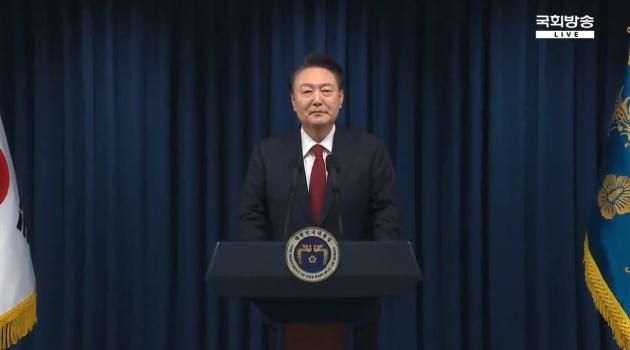 윤석열 대통령이 7일 서울 용산 대통령실 청사에서 계엄 선포 관련 대국민 담화를 하고 있다. (KTV 캡처) 2024.12.7/뉴스1