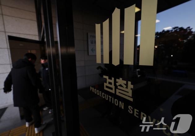 12·3 비상계엄 사태 전말을 수사하고 있는 검찰이 핵심 인물인 김용현 전 국방부 장관을 긴급체포한 가운데 8일 오전 서울중앙지방검찰청에서 김 전 장관을 기다리던 취재진이 분주하다. 검찰 비상계엄 특별수사본부는 이날 오전 7시 52분께 내란죄 및 직권남용 권리행사 방해 혐의를 받는 김 전 장관을 긴급체포하고, 소지하고 있던 휴대전화를 압수했다고 밝혔다. 앞서 김 전 장관은 이날 새벽 서울중앙지검에 자진 출석했다. 2024.12.8/뉴스1 ⓒ News1 구윤성 기자