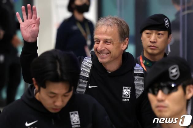 64년 만의 아시안컵 우승 꿈을 이루지 못한 위르겐 클린스만 축구대표팀 감독이 8일 오후 인천국제공항 제1터미널을 통해 귀국하고 있다. ⓒ News1 김진환 기자