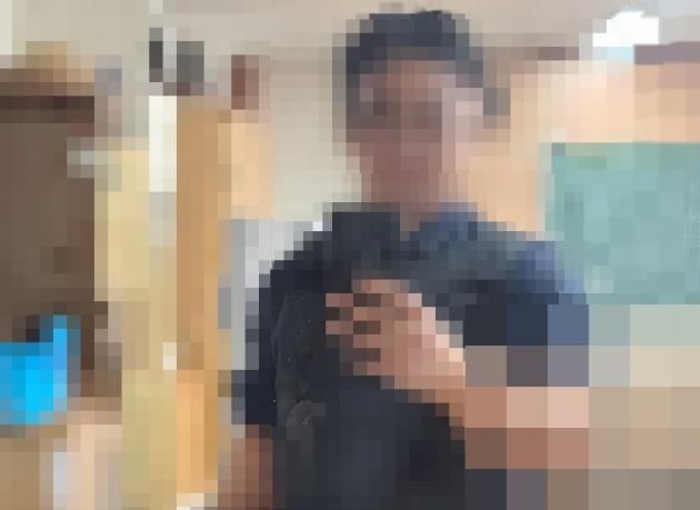 학생들에게 지속적인 살해 협박을 받은 한 고등학교 남교사가 방검복을 입고 출근하는 상황이 발생해 충격을 안기고 있다.