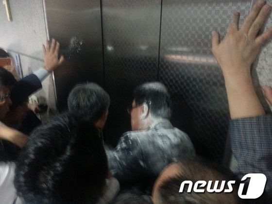 '여대생 공기총 청부 살해사건' 주범인 C 씨(68·여)의 남편인 영남제분 회장(66)이 2013년 9월 13일 영장실질심사를 위해 법원을 찾았다가 밀가루 세례를 받았다. 2013.9.3 ⓒ 뉴스1 DB