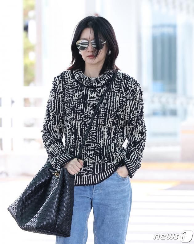 배우 이영애가 보테가 베네타(BOTTEGA VENETA) 24 겨울 컬렉션 쇼 참석을 위해 23일 오전 인천국제공항 제2여객터미널을 통해 이탈리아 밀라노로 출국하고 있다. 2024.2.23/뉴스1 ⓒ News1 김성진 기자