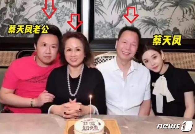 애비 초치 전 남편과 시부모. 왼쪽부터 전 남편 알렉스 꿩, 시어머니 리루이샹, 시아버지 꿩카우, 애비 초이. (SNS 갈무리)