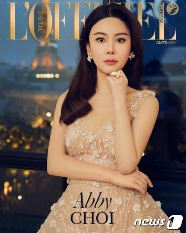 프랑스 패션잡지 '로피시엘' 표지모델로 활동했던 애비 초이. (SNS 갈무리)