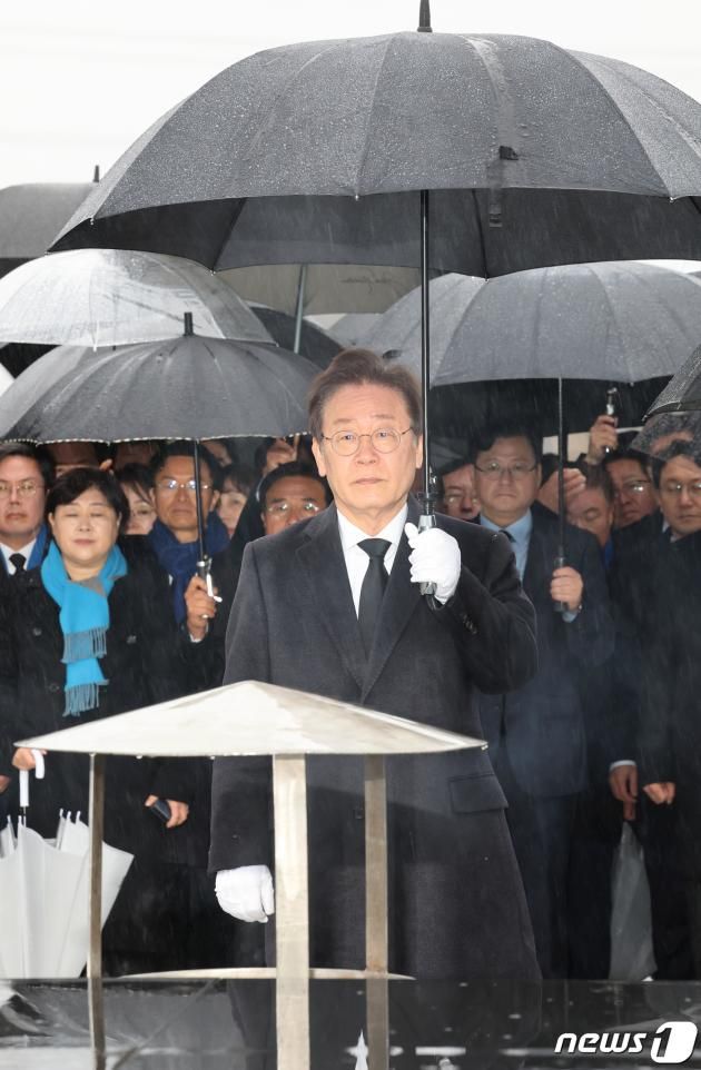 이재명 더불어민주당 대표가 5일 광주 북구 국립5·18민주묘지를 찾아 헌화 분향하고 있다.2024.2.5/뉴스1 ⓒ News1 김태성 기자