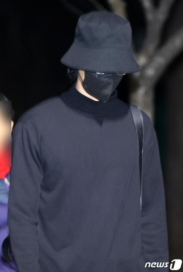 집단 성폭행 혐의로 실형에 처해졌던 가수 정준영(35)이 19일 오전 전남 목포교도소에서 형기를 마치고 출소하고 있다. 2024.3.19/뉴스1 ⓒ News1 김태성 기자