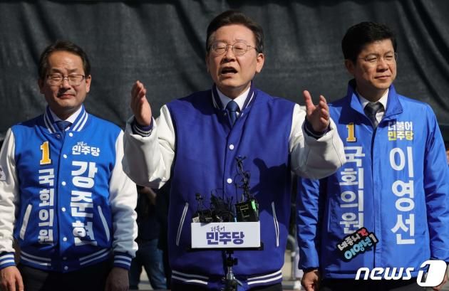 이재명 더불어민주당 대표가 14일 세종시 조치원읍 세종전통시장을 방문해 세종갑 이영선 후보, 세종을 강준혁 후보와 지지를 호소하고 있다. (공동취재) 2024.3.14/뉴스1 ⓒ News1 김기남 기자