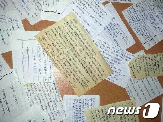 친부를 살해하고 시신을 유기한 혐의로 복역 중인 무기수 김신혜씨가 2015년 7월 공개한 자신의 옥중 메모. 재심을 청구한 김씨는 법원의 재심 개시 여부 결정을 기다리고 있다. (박준영 변호사 제공) 2015.7.8/뉴스1 ⓒ 뉴스1