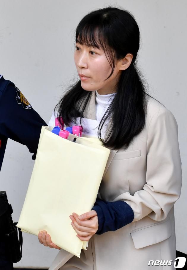 친아버지를 살해한 혐의로 무기징역을 선고받고 복역 중인 김신혜씨(41)가 2019년 5월 20일 오후 전남 해남군 광주지방법원 해남지원에서 첫 재심 공판을 마친 뒤 호송되고 있다. 김씨는 이날 공판에서 "자신이 친아버지를 죽이지 않았다＂면서 ＂위조된 자료로 누명을 썼다＂고 주장했다.. 2019.5.20/뉴스1 ⓒ News1 한산 기자