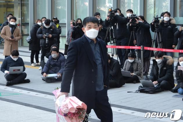 이춘재 연쇄살인 8차 사건의 범인으로 몰려 20년간 억울한 옥살이를 한 윤성여(53)씨가 2020년 12월 17일 오후 수원지방법원 형사법정에서 열린 재심 선고공판에서 32년 만에 무죄를 선고받은 후 감격하고 있다. 2020.12.17/뉴스1 ⓒ News1 사진공동취재단