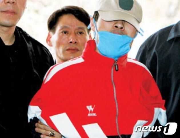 2006년 4월 현장검증에서 정남규가 섬뜩한 눈빛으로 노려보고 있다. (SBS 갈무리) ⓒ 뉴스1