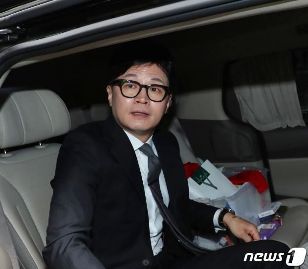 한동훈 국민의힘 비상대책위원장 겸 총괄선거대책위원장이 11일 오전 서울 여의도 중앙당사에서 위원장직 사퇴 입장을 밝힌 뒤 당사를 나서고 있다.(공동취재) 2024.4.11/뉴스1 ⓒ News1 구윤성 기자