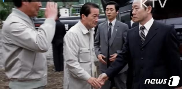 1982년 5월 초 당시 전두환 대통령이 우 순경 총기 난사 사건이 벌어진 경남 의령을 방문하는 모습을 담은 대한뉴스 제 1383호. (KTV 갈무리) ⓒ 뉴스1