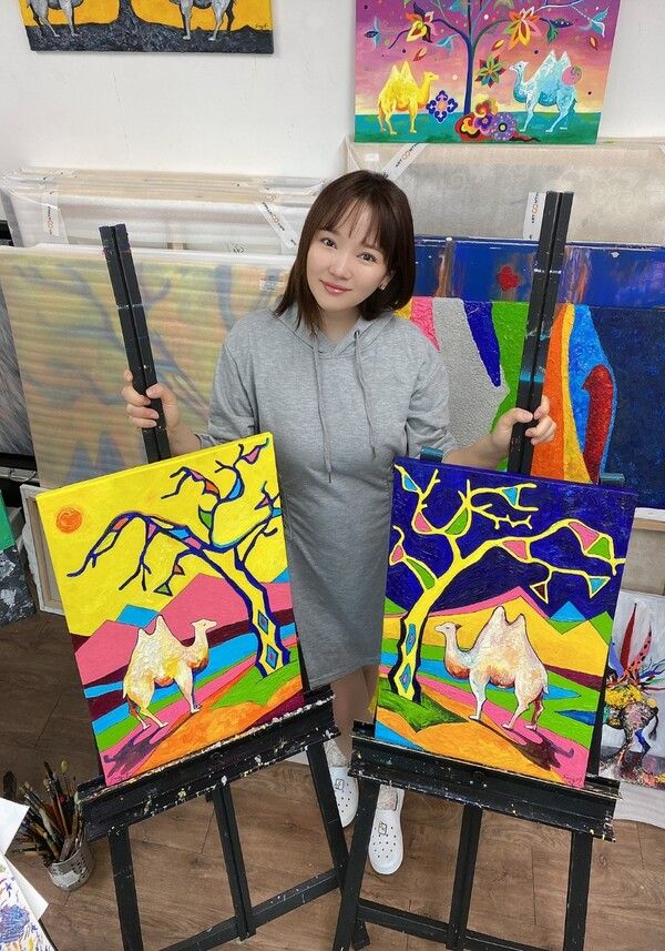 윤송아가 작품과 함께 포즈를 취하고 있다.