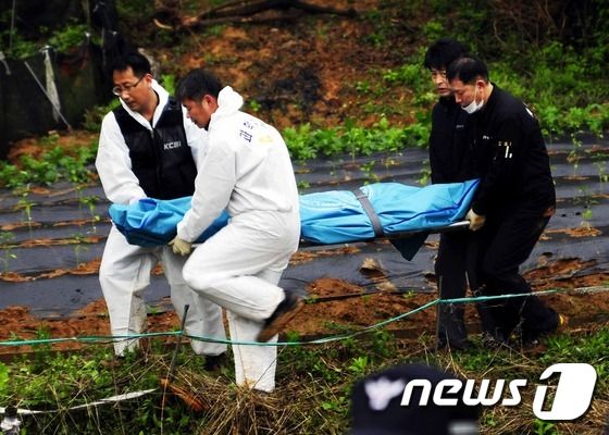 잠적 8일만에 극단 선택한 무기수 홍승만의 시신을 경찰이 운구하고 있다. 2015.04.29/뉴스1 ⓒ News1