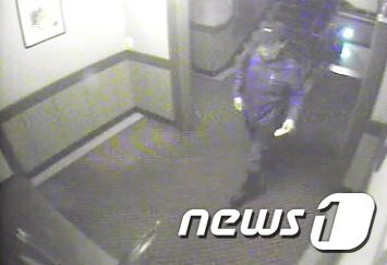 홍승만이 지난 23일 부산 금정구의 한 모텔에 투숙하기 위해 들어서는 모습이 CCTV에 포착됐다.2015.4.28/뉴스1 ⓒ News1