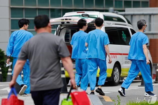 29일 종로구 서울대병원에서 의료진이 이동하고 있다. 2024.4.29/뉴스1 ⓒ News1 안은나 기자