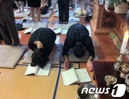 2012년 9월 6일 열린 울산 자매 49재에서 부모가 딸의 극락왕생을 빌고 있다. ⓒ 뉴스1