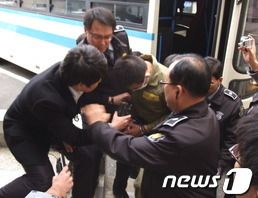 울산 자매 살해범 김홍일이 2012년 12월 21일 결심공판에 출석하기 위해 울산지법에 도착한 모습. ⓒ 뉴스1