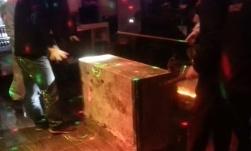 단란주점 벽 속에서 꺼낸 나무 상자. (성남수정경찰서 제공)