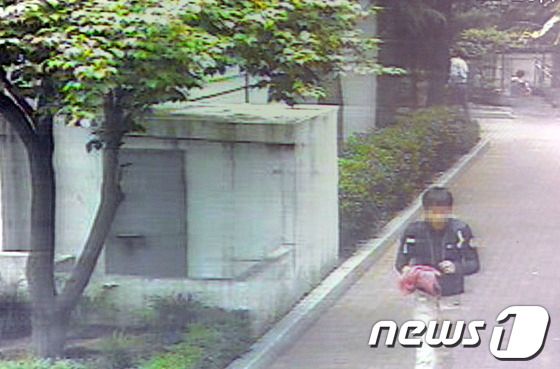 2014년 5월 19일 밤 헤어진 여자친구 부모를 살해한 장재진이 5월 20일 황급히 아파트를 빠져 나가는 모습. ⓒ 뉴스1