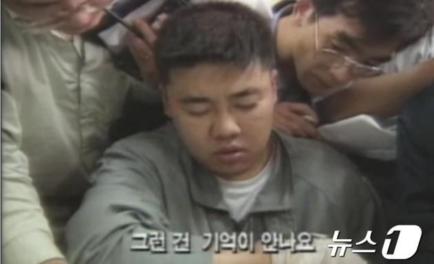 현장검증에 나선 박한상은 쏟아지는 질문을 '기억 나지 않는다' 식으로 피했다. (MBC 갈무리) ⓒ 뉴스1