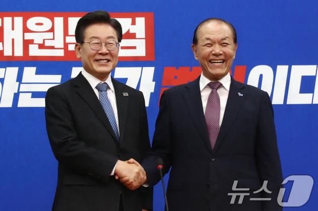 이재명 더불어민주당 대표가 20일 오후 서울 여의도 국회 당대표회의실을 찾은 황우여 국민의힘 비상대책위원장과 만나 악수하고 있다./뉴스1 ⓒ News1 이광호 기자