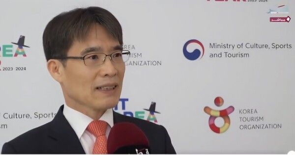 현지 미디어 카타르 티비 인터뷰에 응하는 문체부 박종택 관광정책국장(카타르티비 영상 캡쳐)