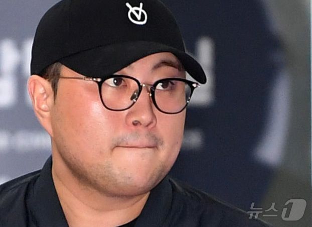 뺑소니 혐의와 음주 운전 의혹을 받는 트로트 가수 김호중이 21일 오후 서울 강남경찰서에서 조사를 마치고 나오고 있다. (공동취재) 2024.5.21/뉴스1 ⓒ News1