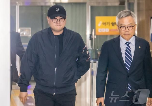 뺑소니 혐의와 음주 운전 의혹을 받는 트로트 가수 김호중이 21일 오후 서울 강남경찰서에서 조사를 마치고 나오고 있다. (공동취재) 2024.5.21/뉴스1 ⓒ News1