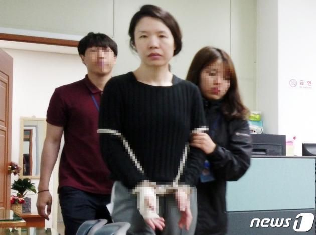 전 남편을 살해하고 사체를 유기한 혐의 등으로 구속돼 신상정보 공개가 결정된 고유정(36)이 2019년 6월 7일 제주시 제주동부경찰서 유치장에서 진술녹화실로 이동하고 있다. 경찰은 지난 5일 신상공개위원회 회의를 열어 범죄수법이 잔인하고 결과가 중대해 국민의 알권리 존중 및 강력범죄예방 차원에서 고씨에 대한 얼굴과 이름 등 신상을 공개하기로 결정했다.(영상캡쳐)2019.6.7/뉴스1 ⓒ News1 이석형 기자