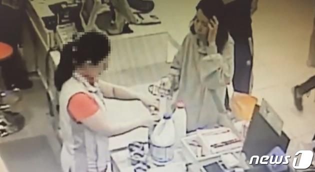 2019년 6월 10일 제주동부경찰서는 '전 남편 살인사건' 피의자 고유정(36)이 지난달 28일 제주시 한 마트에서 범행도구로 추정되는 일부 물품을 환불하고 있는 모습이 찍힌 CCTV영상을 공개했다. 환불 물품은 표백제, 락스, 테이프 3개, 드라이버 공구세트, 청소용품 등으로 같은달 22일 구입한 물품의 일부다.(제주동부경찰서 제공)2019.6.10/뉴스1 ⓒ News1 이석형 기자