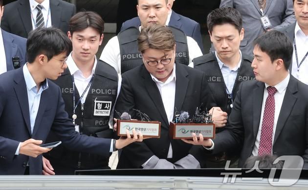 '음주 뺑소니' 혐의를 받는 가수 김호중이 24일 서울 서초구 서울중앙지방법원에서 열린 구속 전 피의자 심문(영장실질심사)을 마친 후 호송 차량으로 이동하고 있다. 2024.5.24/뉴스1 ⓒ News1 김성진 기자