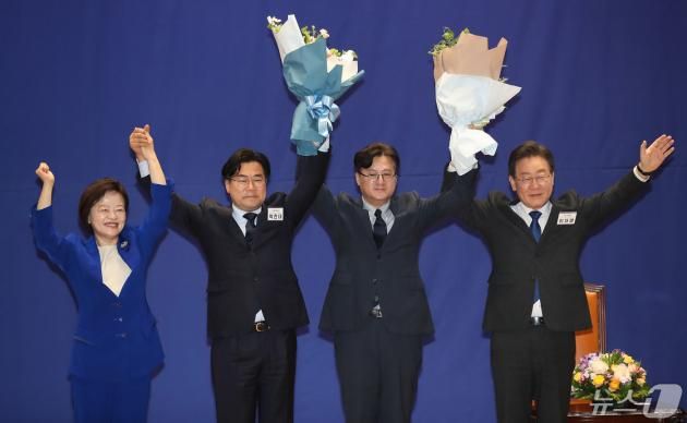 박찬대 신임 원내대표가 3일 오전 서울 여의도 국회 의원회관에서 열린 '제22대 국회 더불어민주당 제1기 원내대표 선출 당선자 총회'에서 꽃다발을 들고 기념촬영을 하고 있다. 왼쪽부터 진선미 민주당 선거관리위원장, 박 신임 원내대표, 홍익표 전 원내대표, 이재명 대표. 2024.5.3/뉴스1 ⓒ News1 임세영 기자