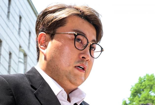 음주 뺑소니 혐의를 받는 가수 김호중이 영장실질심사(구속 전 피의자심문)를 위해 24일 오전 서울 서초구 서울중앙지방법원에 출석하고 있다. (공동취재) 2024.5.24/뉴스1 ⓒ News1 장수영 기자