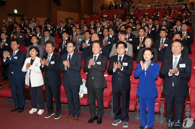 이재명 더불어민주당 대표와 박찬대 신임원내대표를 비롯한 제22대 국회의원 당선인들이 3일 국회 의원회관에서 열린 당선인 총회에서 채상병 특검법 즉각 수용 촉구 결의문을 채택을 마치고 박수를 치고 있다. (공동취재) 2024.5.3/뉴스1 ⓒ News1 임세영 기자