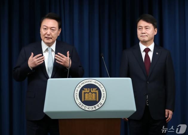 윤석열 대통령이 7일 용산 대통령실 청사 브리핑룸에서 신임 민정수석비서관에 임명된 김주현 전 법무부 차관을 소개하고 있다. 2024.5.7/뉴스1 ⓒ News1 오대일 기자