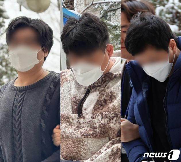 22일 오후 인천 노상에서 가상화폐 교환을 미끼로 개인투자자에게 10억 원대 현금을 가로챈 혐의를 받는 20~30대 일당 6명 중 3명이 인천지법 영장심사장으로 들어가고 있다. 2024.2.22/뉴스1 ⓒ News1 박소영 기자