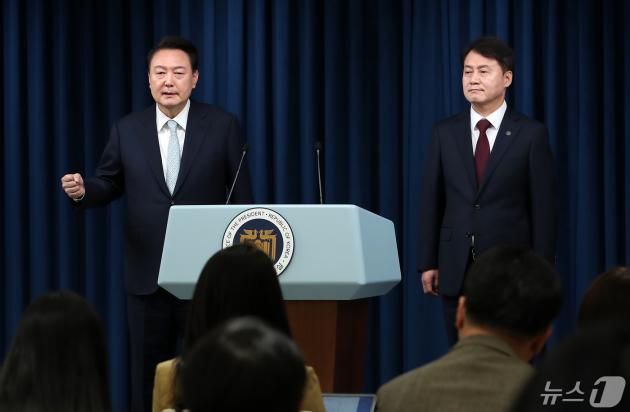 윤석열 대통령이 7일 용산 대통령실 청사 브리핑룸에서 신임 민정수석비서관에 임명된 김주현 전 법무부 차관을 소개하고 있다. 2024.5.7/뉴스1 ⓒ News1 오대일 기자