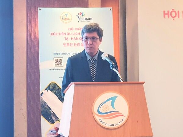 베트남 빈투언성 인민위원회의 응웬 밍 부위원장이 빈투언 관광에 대한 설명을 하고 있다.