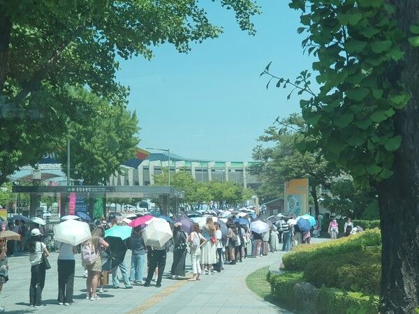각국의 팬들이 허그회에 참여하기 위해 긴 즐을 서고 있다