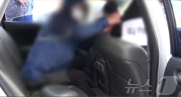 2013년 11월 28일 전북 군산에서 진행된 현장검증에서 내연남 B 씨가 C 씨를 둔기로 살해하는 장면을 재현하고 있다. (KBS 갈무리) ⓒ 뉴스1