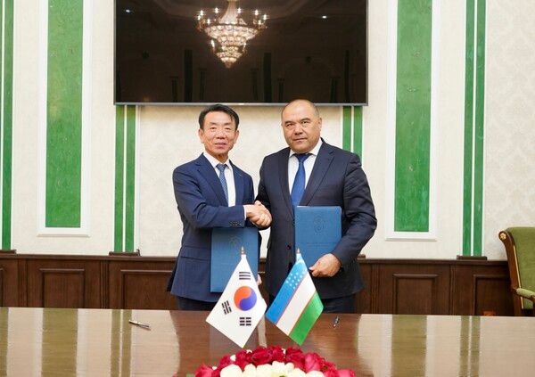 한문희 코레일 사장(사진 왼쪽)이 14일 우즈베키스탄 타슈켄트에서 나르쥴라이프 주라프 우즈베키스탄 철도공사 사장(사진 오른쪽)과 ‘코레일-우즈베키스탄 철도 운영사 간 MOU’를 체결했다.