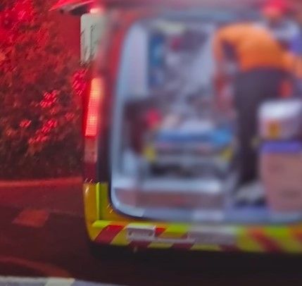 전 연인에게 흉기에 수차례 찔린 뒤 심정지 상태로 구급차에 실려가는 피해자. (SBS 갈무리)