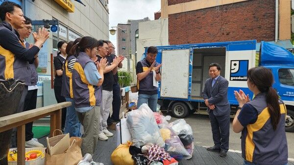 김호겸 의원이 직원들을 격려하고 있다.