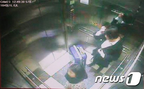 인천에서 실종 신고가 접수된 8살 여자 초등학생이 흉기에 찔려 시신이 훼손된 상태로 발견됐다. 인천 연수경찰서는 살인 및 사체유기 혐의로 용의자 A양(17)을 2017년 3월 30일 긴급체포해 조사 중이다. 사진은 A양(오른쪽)이 피해 아동을 유인해 승강기를 타고 자신의 거주지로 향하는 모습이 담긴 폐쇄회로(CC)TV 영상. (인천지방경찰청 제공) 2017.3.31 ⓒ News1