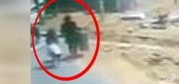 2017년 3월 26일 낮 인천 연수구 동춘동의 한 아파트 단지 공원에서 김 양이 초등생 A 양을 집으로 유인하는 모습이 담긴 CCTV (인천경찰청 제공) ⓒ 뉴스1