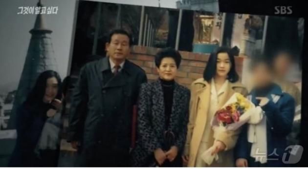 막내딸 이윤희 씨(오른쪽) 고등학교 졸업을 축하하고 있는 아버지 이동세 씨, 어머니 송화자 씨. (SBS 갈무리) ⓒ 뉴스1