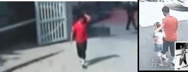 2010년 6월 7일 오전 9시 쯤 서울 영등포구의 한 초등학교에 들어간 김수철(왼쪽)이 50여분 뒤 피해 아동을 위협해 교문 밖으로 데려 나오고 있다. (SBS 갈무리· CCTV=경찰 제공) ⓒ 뉴스1