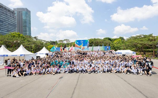 위아”런” 크루와 자원봉사자들의 단체사진/사진=위아“런” 제공